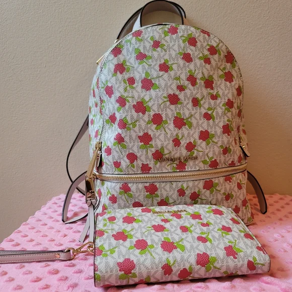 Michael Kors backpack and wallet - Picture 15 of 16